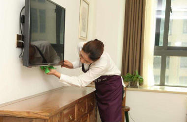 大連華騰家政保潔 專業(yè)保姆 育嬰 護工 擦玻璃